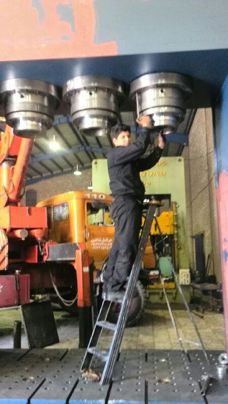 مدیرعامل در حال مونتاژ پرس