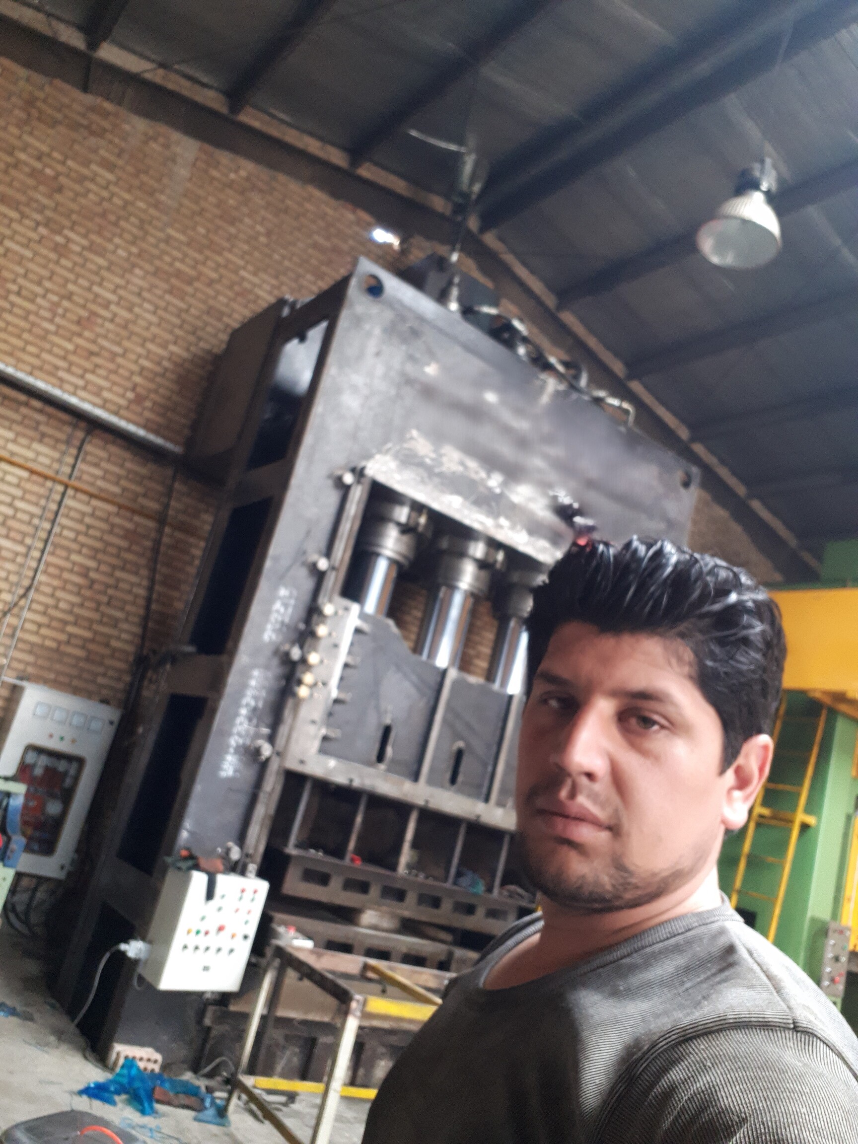 مدیرعامل در جوانی بعد از مونتاژ پرس